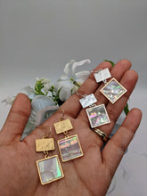 Load image into Gallery viewer, Mother of Pearl Discs Earrings
